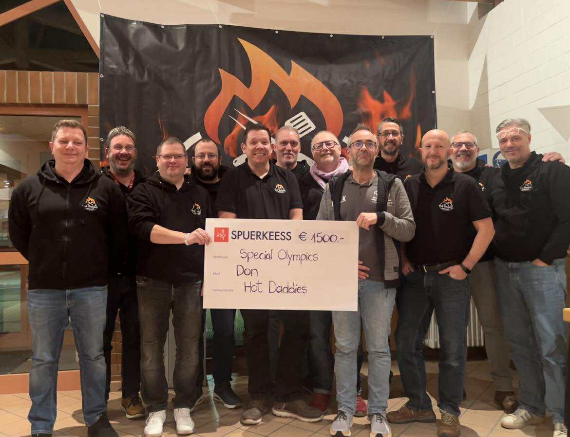 Scheckiwwerreechung bei den Hot Daddies vu Suessem
