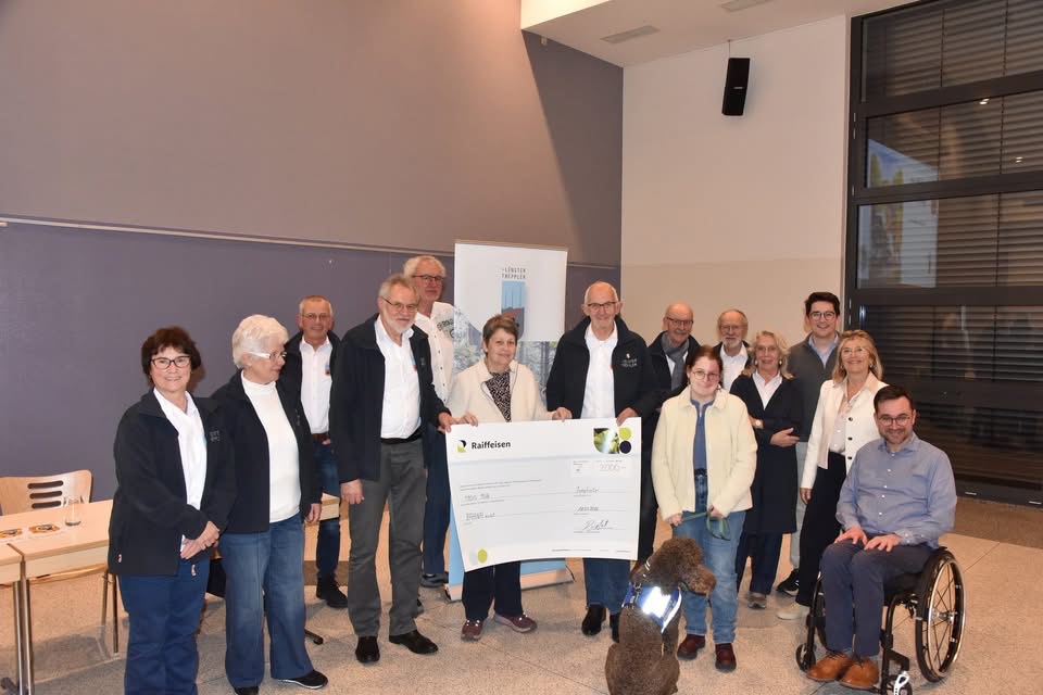 Schéi Momenter op der Generalversammlung vun de Lënster Trëppler.  Mat groussem Stolz hu mir der Madame Schroeder vun „RAHNA“ e Scheck vun 3000 € iwwerreecht. Merci un all déi dobäi waren an un eis engagéiert Wanderfrënn! 🥾👏