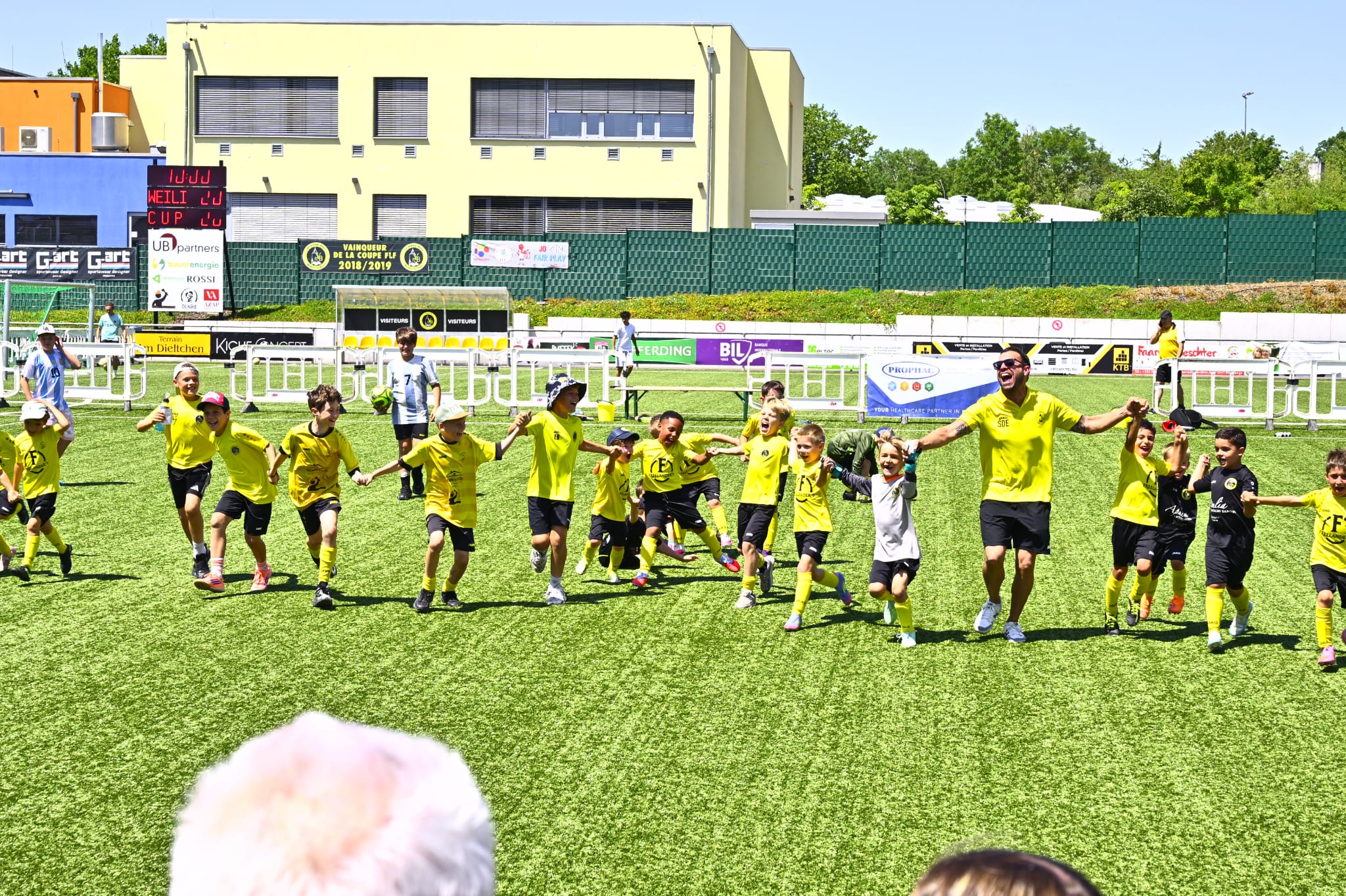D'Yellow Boys, den F91 a Luerenzweiler feieren