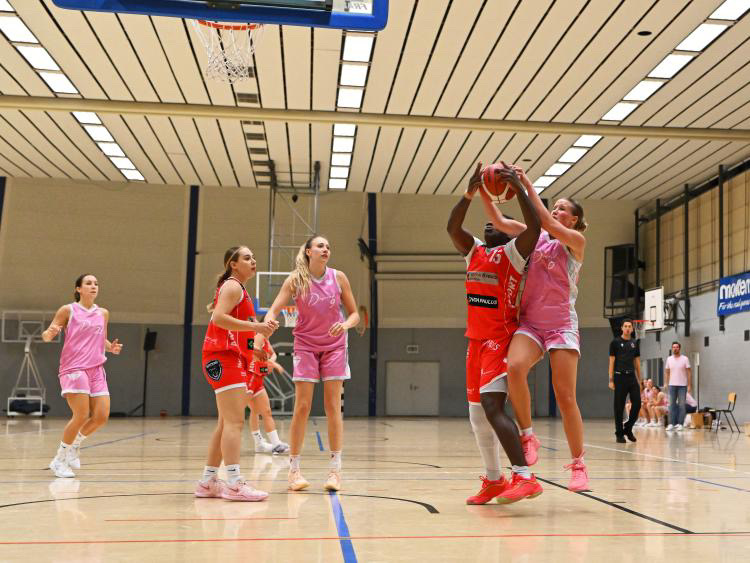 Ladies scrimmage game against Dillingen Diamonds